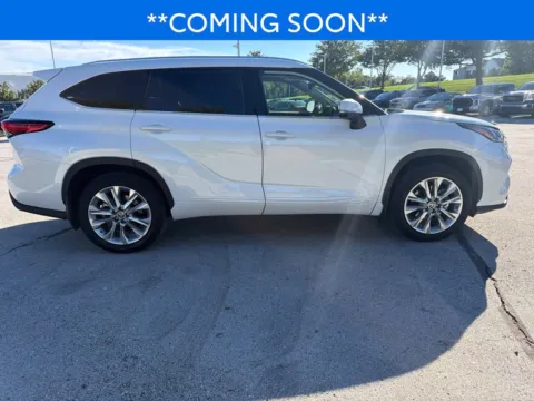 More photos of 2022 Toyota Highlander Hybrid Limited at Jay Wolfe Toyota, MO