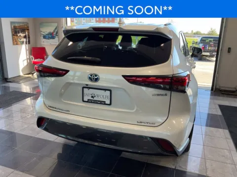 More photos of 2022 Toyota Highlander Hybrid Limited at Jay Wolfe Toyota, MO