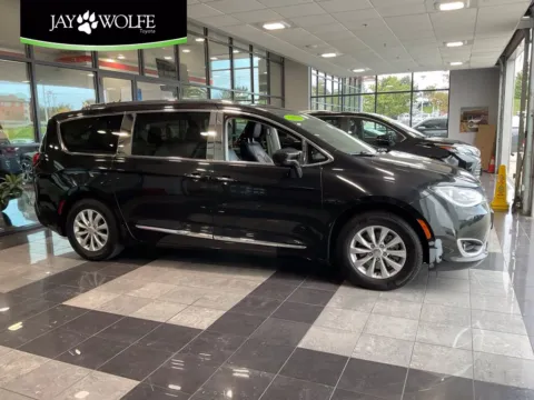 Black 2019 Chrysler Pacifica Touring L for sale in Kansas City, MO