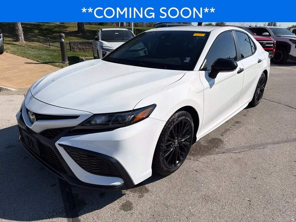 White 2022 Toyota Camry SE Nightshade for sale in Kansas City, MO