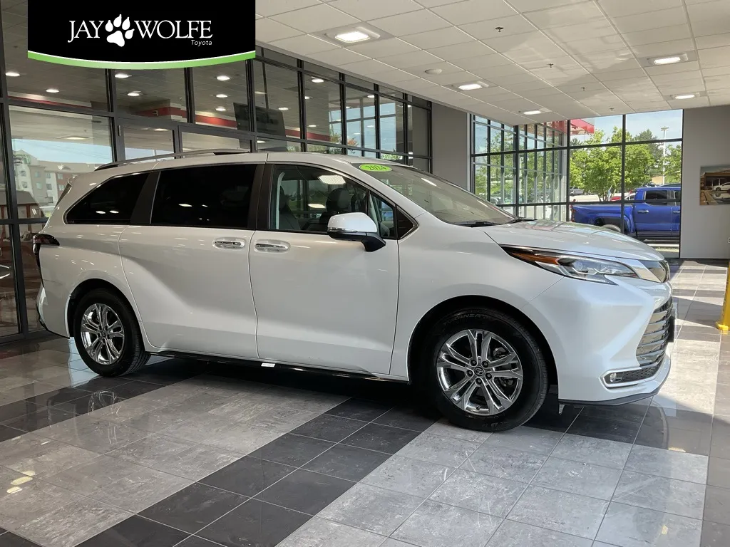2024 Toyota Sienna Platinum for sale in Kansas City, MO