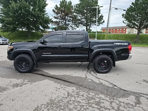 More photos of 2016 Toyota Tacoma TRD Off-Road at Jay Wolfe Toyota, MO
