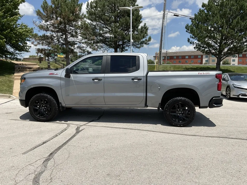 2025 Chevrolet Silverado 1500 Custom Trail Boss photo 2