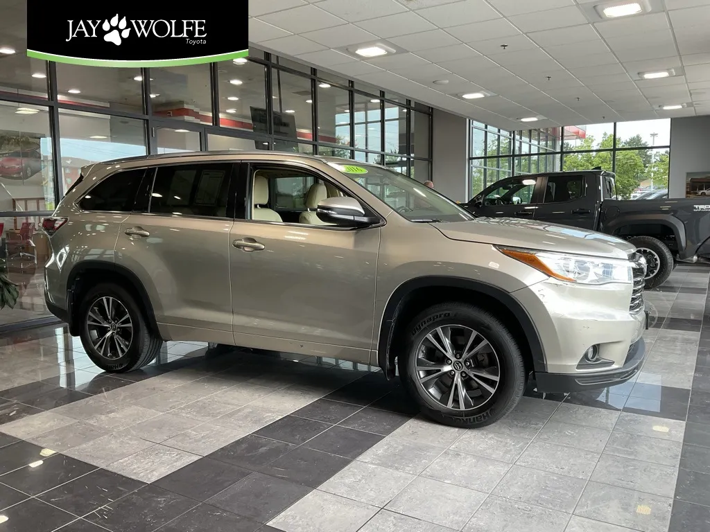 Red 2016 Toyota Highlander XLE V6 for sale in Kansas City, MO