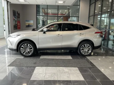 More photos of 2021 Toyota Venza Limited at Jay Wolfe Toyota, MO