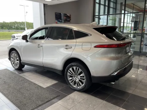 More photos of 2021 Toyota Venza Limited at Jay Wolfe Toyota, MO