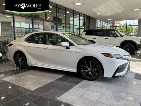 White 2023 Toyota Camry SE for sale in Kansas City, MO