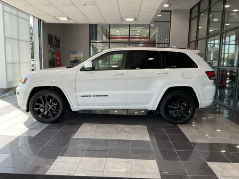 More photos of 2017 Jeep Grand Cherokee Altitude at Jay Wolfe Toyota, MO