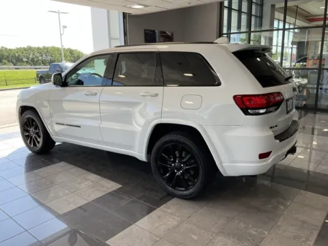 More photos of 2017 Jeep Grand Cherokee Altitude at Jay Wolfe Toyota, MO