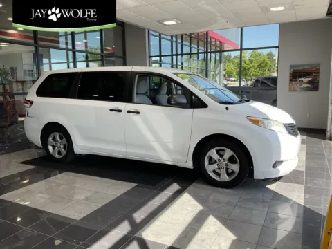 White 2012 Toyota Sienna for sale in Kansas City, MO