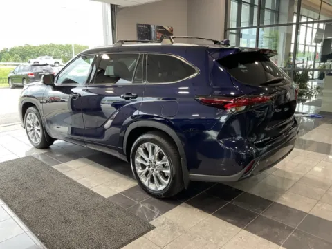 More photos of 2025 Toyota Highlander Limited at Jay Wolfe Toyota, MO