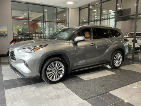 Another view of 2025 Toyota Highlander Hybrid Platinum for sale in Kansas City, MO at Jay Wolfe Toyota