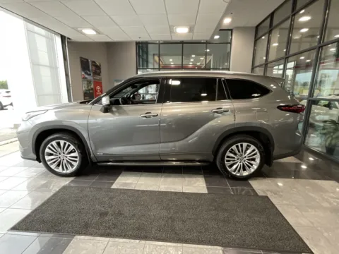 More photos of 2025 Toyota Highlander Hybrid Platinum at Jay Wolfe Toyota, MO