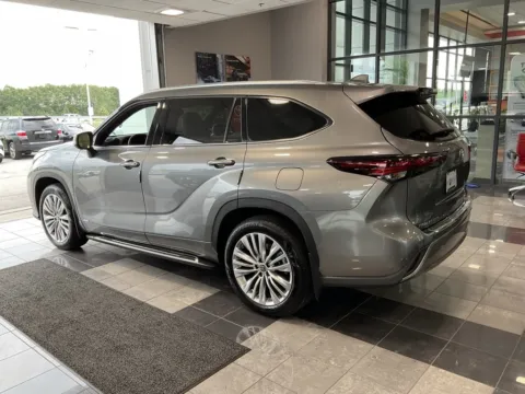 More photos of 2025 Toyota Highlander Hybrid Platinum at Jay Wolfe Toyota, MO