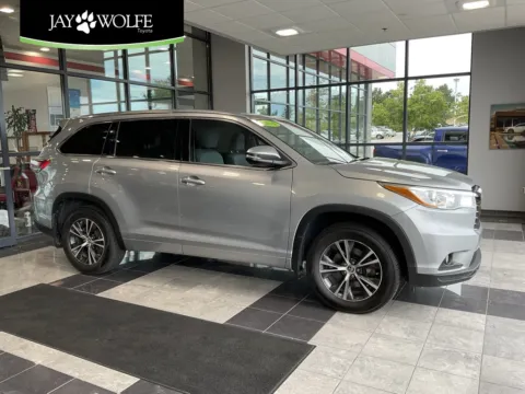 Silver 2016 Toyota Highlander XLE V6 for sale in Kansas City, MO