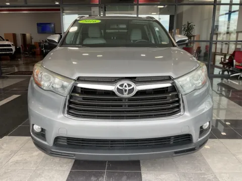 Photos of 2016 Toyota Highlander XLE V6 for sale in Kansas City, MO at Jay Wolfe Toyota