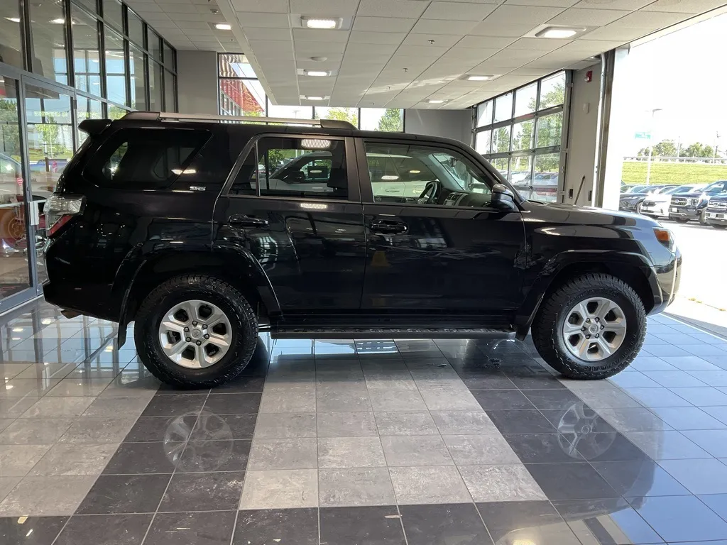 2024 Toyota 4Runner SR5 4WD photo 3