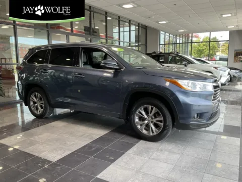 Blue 2014 Toyota Highlander XLE V6 for sale in Kansas City, MO