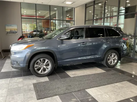 Another view of 2014 Toyota Highlander XLE V6 for sale in Kansas City, MO at Jay Wolfe Toyota