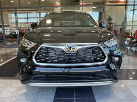 Photos of 2025 Toyota Highlander Platinum for sale in Kansas City, MO at Jay Wolfe Toyota