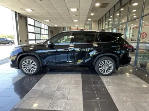 More photos of 2025 Toyota Highlander Platinum at Jay Wolfe Toyota, MO