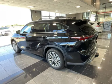 More photos of 2025 Toyota Highlander Platinum at Jay Wolfe Toyota, MO