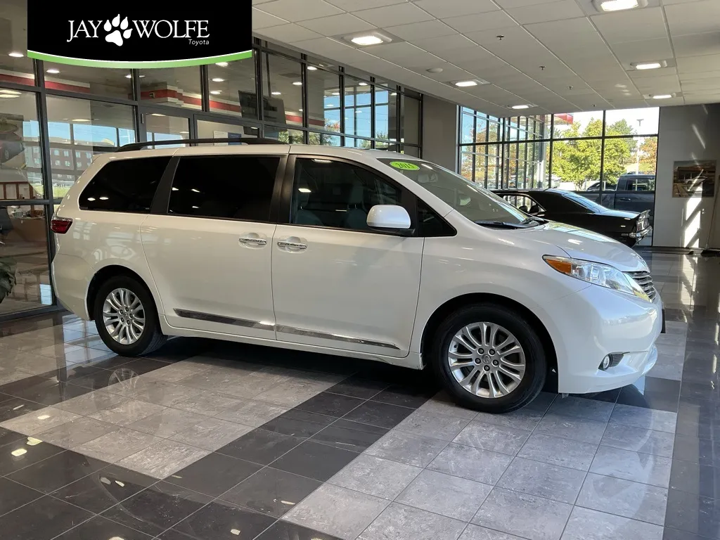 White 2015 Toyota Sienna XLE Premium for sale in Kansas City, MO