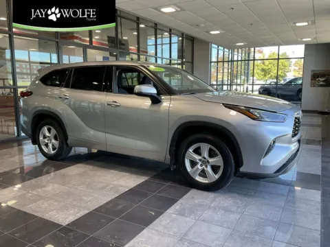 Silver 2020 Toyota Highlander LE for sale in Kansas City, MO