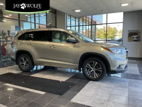 Beige 2016 Toyota Highlander XLE V6 for sale in Kansas City, MO
