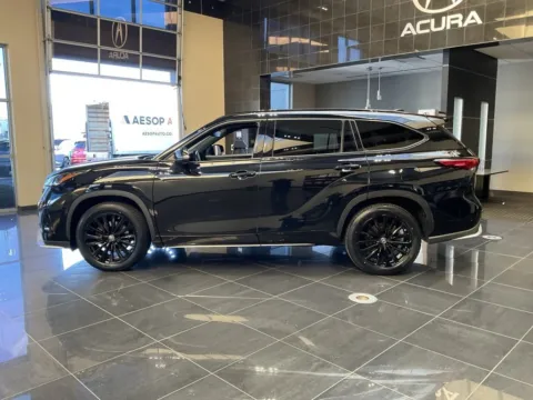 More photos of 2023 Toyota Highlander L at Jay Wolfe Acura, MO