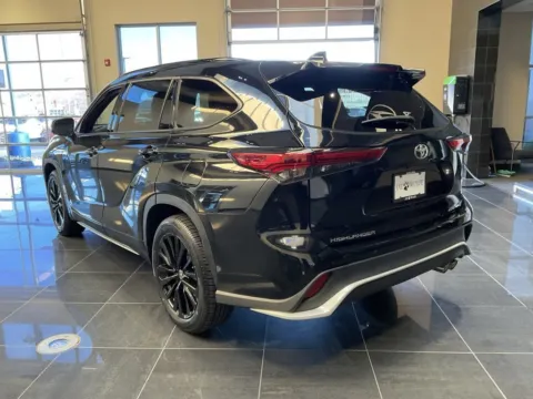 More photos of 2023 Toyota Highlander L at Jay Wolfe Acura, MO