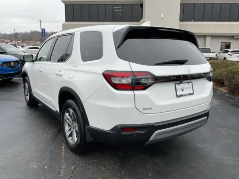 More photos of 2025 Honda Pilot EX-L at Jay Wolfe Acura, MO