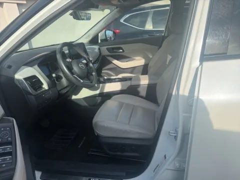 More photos of 2023 Nissan Rogue SL at Jay Wolfe Acura, MO