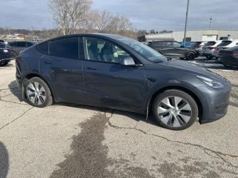 More photos of 2023 Tesla Model Y Long Range at Jay Wolfe Acura, MO