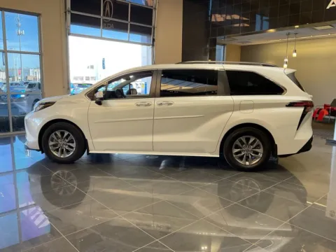 More photos of 2022 Toyota Sienna XLE at Jay Wolfe Acura, MO