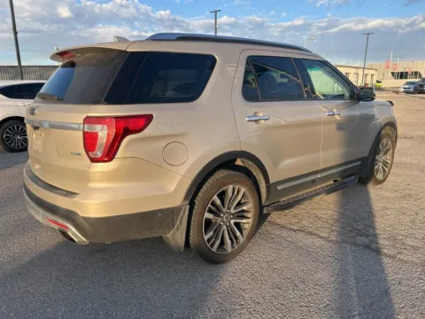 More photos of 2017 Ford Explorer Platinum at Jay Wolfe Acura, MO