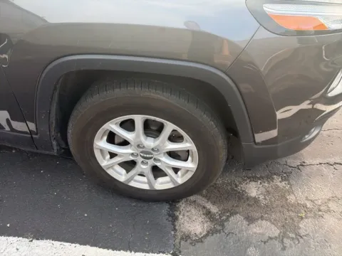 More photos of 2015 Jeep Cherokee Latitude at Jay Wolfe Acura, MO