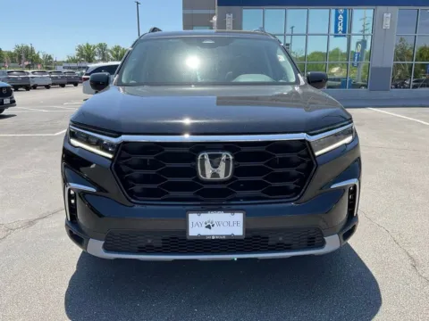 Photos of 2023 Honda Pilot Touring for sale in Kansas City, MO at Jay Wolfe Acura