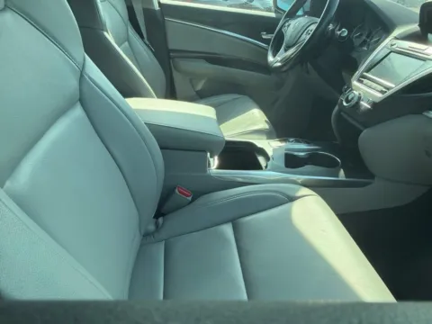 More photos of 2017 Acura MDX w/Technology Pkg at Jay Wolfe Acura, MO