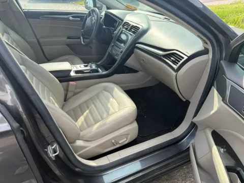 More photos of 2017 Ford Fusion Energi SE at Jay Wolfe Acura, MO