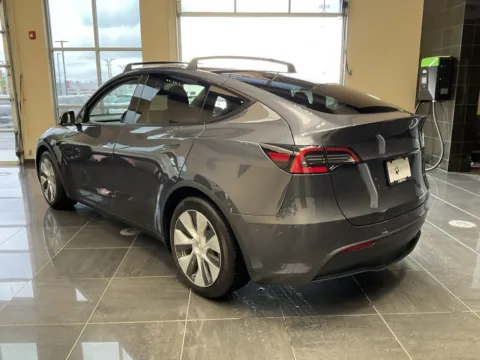 More photos of 2021 Tesla Model Y Long Range at Jay Wolfe Acura, MO