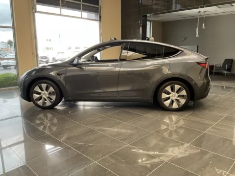More photos of 2021 Tesla Model Y Long Range at Jay Wolfe Acura, MO