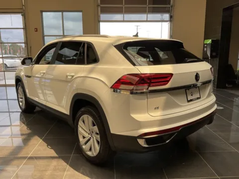 More photos of 2021 Volkswagen Atlas Cross Sport 2.0T SE w/Technology at Jay Wolfe Acura, MO