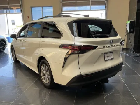 More photos of 2021 Toyota Sienna XLE at Jay Wolfe Acura, MO