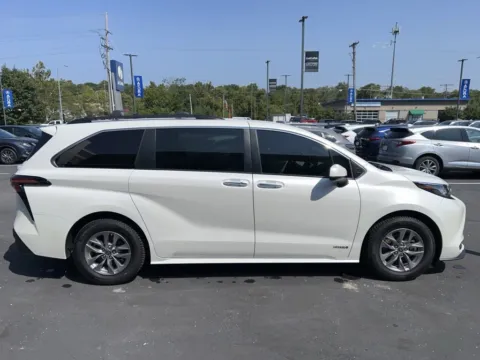 More photos of 2021 Toyota Sienna XLE at Jay Wolfe Acura, MO
