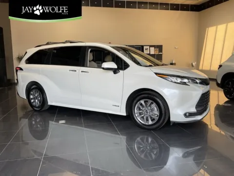 White 2021 Toyota Sienna XLE for sale in Kansas City, MO