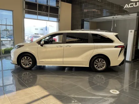 More photos of 2021 Toyota Sienna XLE at Jay Wolfe Acura, MO
