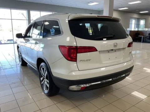 More photos of 2017 Honda Pilot Touring at Acura of Overland Park, KS