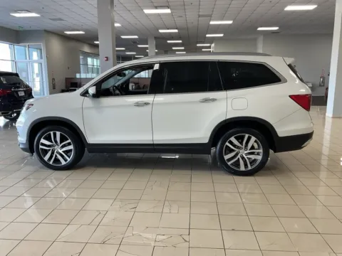 More photos of 2017 Honda Pilot Touring at Acura of Overland Park, KS
