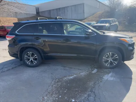 More photos of 2016 Toyota Highlander XLE at Acura of Overland Park, KS